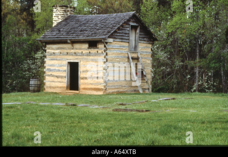 Cabina Slave il luogo di nascita di African American educatore Booker T Washington sul Burroughs piantagione di tabacco in Virginia. Fotografia Foto Stock