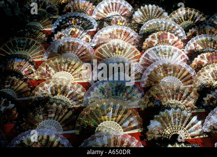 Un display di ventilatori per la vendita in Madrid Foto Stock