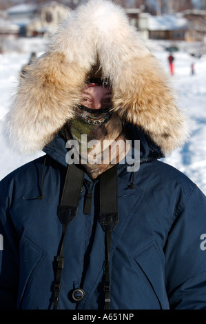 Una donna in dotazione fino contro il freddo con una pelliccia ruff in Fairbanks Alaska. Foto Stock