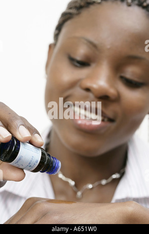 Giovane donna pratica di aromaterapia. A è aumentata in popolarità nel mondo moderno. Essa viene utilizzata come un aiuto per il massaggio come ben Foto Stock