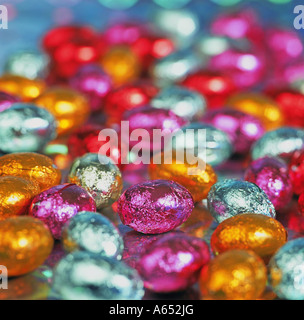 Avvolte in fogli di alluminio mini uova di cioccolato Foto Stock
