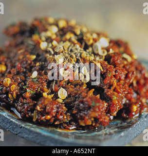 Casa rustico-realizzato harissa pasta, fatte con trito di peperoncini rossi, cumino, schiacciate i semi di coriandolo, aglio, olio di oliva e sale. Foto Stock