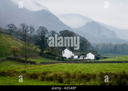 Azienda agricola ai piedi delle colline di Helvellyn, Basilica di San Giovanni in Valle, Parco Nazionale del Distretto dei Laghi, Cumbria, Inghilterra, Regno Unito. Foto Stock