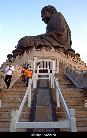 I turisti scendono i 260 gradini che portano al giant Tian Tan Buddha a Ngong Ping sull'Isola di Lantau Hong Kong Foto Stock