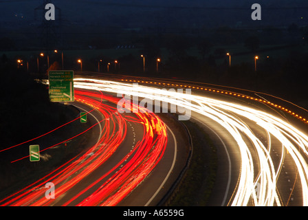 Traffico sentieri di luce sulla A12 trunk road vicino a Chelmsford Essex Foto Stock
