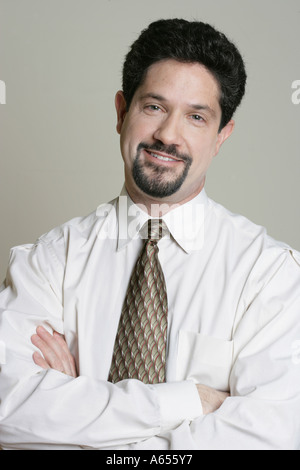 Ritratto di un uomo che indossa una camicia bianca e cravatta. Foto Stock