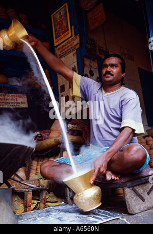 La preparazione del latte dolce in una fase di stallo sulle strade di Barabazaar in Nord Kolkata Foto Stock