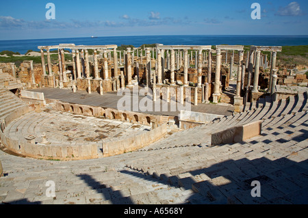 Vista del teatro di Leptis Magna Libia con il Mediterraneo in background Foto Stock