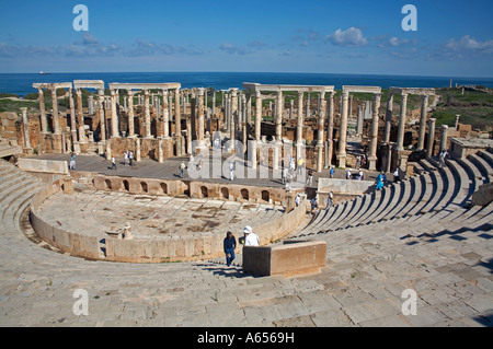 Vista del teatro di Leptis Magna Libia con il Mediterraneo in background questo è uno dei più antichi teatri Foto Stock