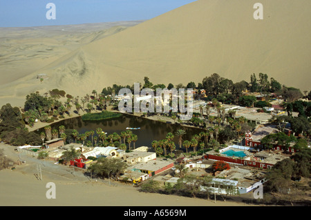 Alberghi e ristoranti di anello deserto la laguna di Huacachina una popolare località turistica vicino a Ica nel sud del Perù Foto Stock