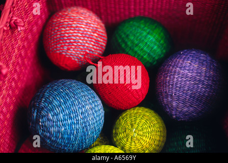 Le decorazioni di Natale tessuto a partire da fibre di paglia sono colorati souvenir in offerta nel Mercado del Indios nel centro di Lima Peru Foto Stock