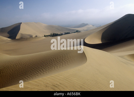 Dune del deserto costeggiando il villaggio oasi di Huacachina nel sud del Perù Foto Stock