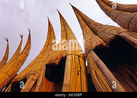 Caballitos de totora reed barche sono impilati sul foreshore a Huanchaco nel nord del Perù Foto Stock