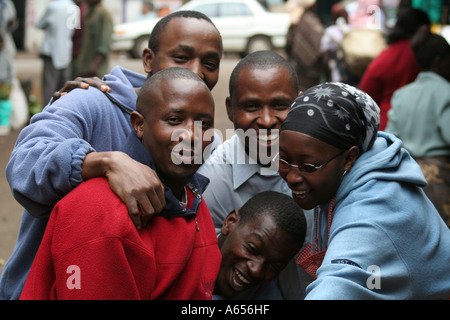 Gruppo di giovani keniote di uomini e donne in un mercato di frutta e verdura, Nairobi, Kenia Foto Stock