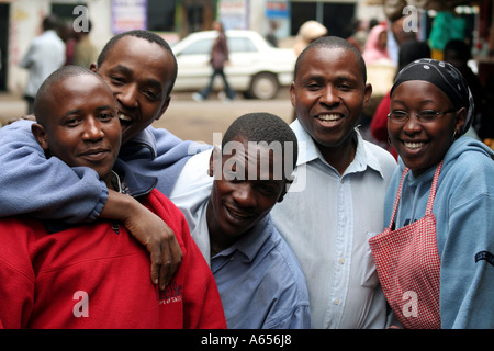 Gruppo di giovani keniote di uomini e donne in un mercato di frutta e verdura, Nairobi, Kenia Foto Stock