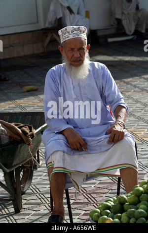 Muscat Oman, per la vendita di frutta in una Mutrah souq Foto Stock