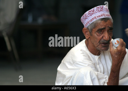 Il cardamomo bere caffè aromatizzato nel vecchio Mutrah souq, Mutrah, Muscat Oman Foto Stock