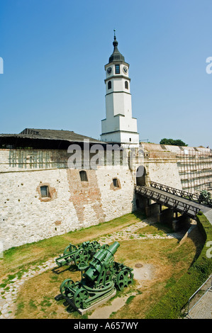 La Torre dell Orologio e moderno cannone militare nel parco della Cittadella di Kalemegdan fortificazioni risalenti celtica e romana Foto Stock