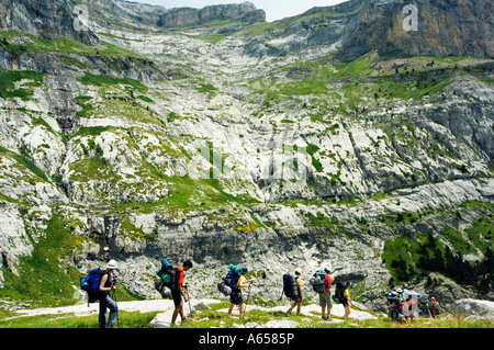 Sentiero escursionistico ed escursionisti nel Canonico de Aniscio Aniscio Canyon Ordesa Y Monte nazionale Perido Foto Stock