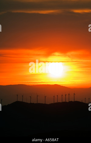 Tramonto sulla turbina eolica Farm Navarra Spagna Foto Stock