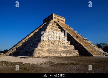 El Castillo, Piramide di Kukulcan tempio Maya a Chichen Itza, Yucatan, Messico Foto Stock