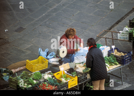 Firenze Italia Una donna vende produrre in Piazza Santo Spirito Foto Stock