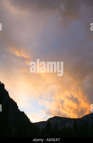 Drammatica nuvole sopra la valle di Yosemite Yosemite National Park California USA Foto Stock