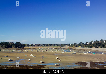 Barche a vela a bassa marea - Saint Briac Sur Mer COVE Bretagna Francia Foto Stock