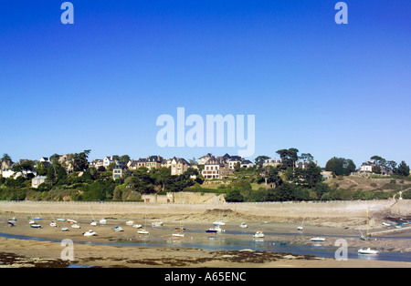 Barche a vela a bassa marea e case - Saint Briac Sur Mer COVE Bretagna Francia Foto Stock