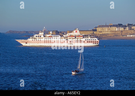 In barca a vela e il tedesco MS HANSEATIC nave da crociera sul fiume Rance estuario lasciando SAINT-MALO Harbour Bretagna Francia Foto Stock