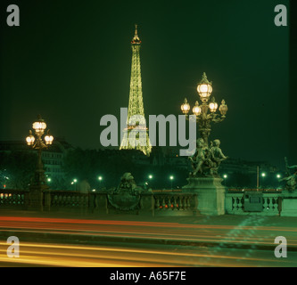 La torre Eiffel di notte Parigi Francia Foto Stock