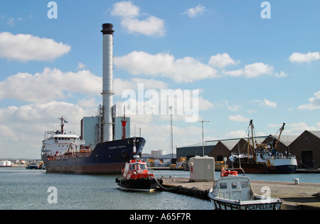 L'Humber Fisher si avvicina alle porte di blocco a Port of Shoreham, Sussex, England, UK. Foto Stock