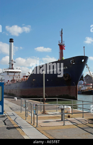 L'Humber Fisher si avvicina alle porte di blocco a Port of Shoreham, Sussex, Inghilterra, Regno Unito. Foto Stock