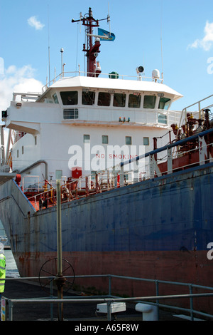 L'Humber Fisher si avvicina alle porte di blocco a Port of Shoreham, Sussex, Inghilterra, Regno Unito. Foto Stock