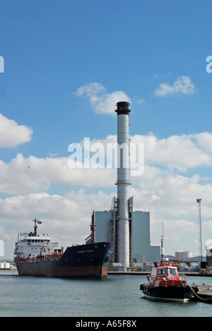 L'Humber Fisher si avvicina alle porte di blocco a Port of Shoreham, West Sussex, Inghilterra, Regno Unito Foto Stock