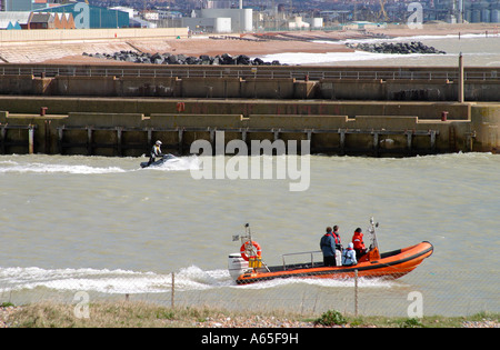 Scialuppa di salvataggio costiera con jet sciatore a Shoreham Harbour, Sussex. Foto Stock