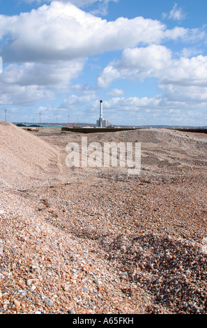 Guardando verso est attraverso Shoreham Beach a Shoreham Power Station, REGNO UNITO Foto Stock