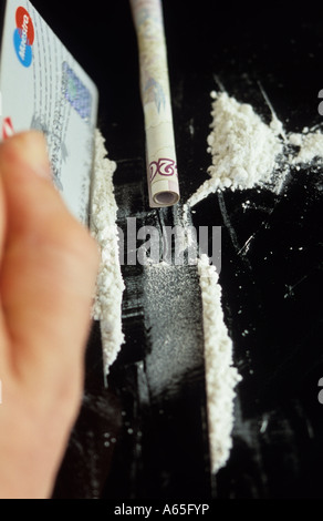 Uomo linee di trinciatura di cocaina Foto Stock