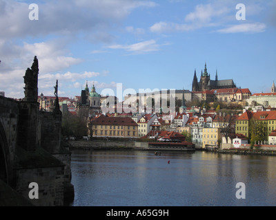 Vista dello skyline della città la Cattedrale di San Vito nel Castello di Praga e sul fiume Moldava Foto Stock