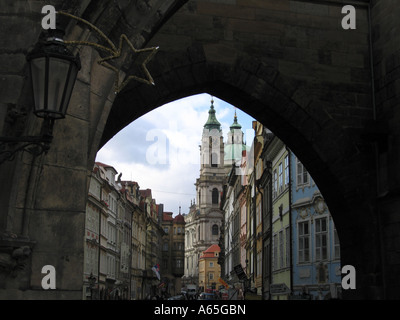 Archway alla fine del Ponte Carlo, Praga Foto Stock