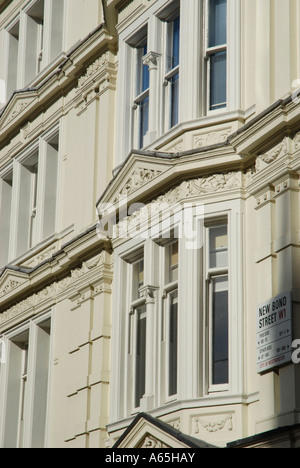 Bianco ornato facciata di edificio in New Bond Street London Inghilterra England Foto Stock