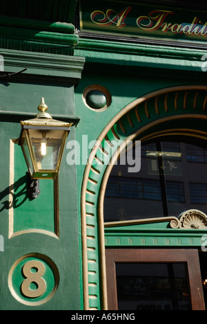 Chiudere del tutto verde esterno del Garrick Arms pub tradizionale di Charing Cross Road, Londra, Inghilterra, Regno Unito Foto Stock