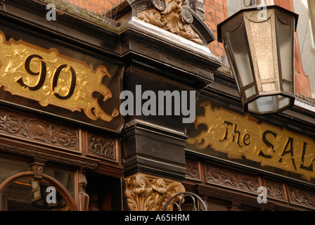 Close up The Salisbury pub che mostra una parte della parte esterna e lanterna St Martin's Lane, London, England, Regno Unito Foto Stock