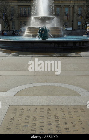 Vista di Trafalgar Square fontana commemorativa con pavimentazione in pietra in primo piano, London, England, Regno Unito Foto Stock