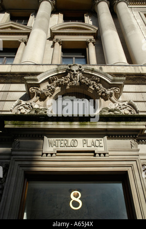 Esterno dell edificio Vittoriano al numero 8 Waterloo Place, Londra Inghilterra, Regno Unito Foto Stock