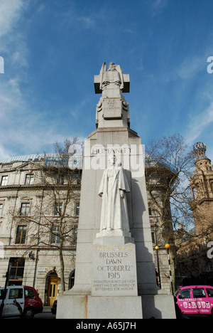 Vista di Edith Cavell statua in Charing Cross Road London Inghilterra England Foto Stock