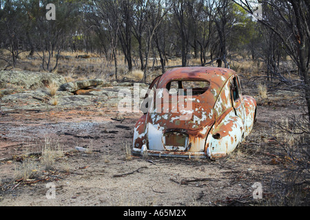 Abbandonato il dumping e la formazione di ruggine vintage auto rottamata nel bush australiano Foto Stock