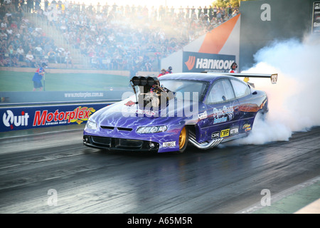 Australian Holden Monaro 'Top Doorslammer' trascinare auto esecuzione di burnout prima di racing su [quarto di miglio] Foto Stock