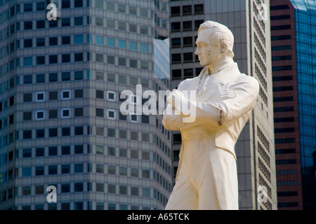 Statua di Sir Stamford Raffles nella parte anteriore del centro cittadino di Singapore Foto Stock