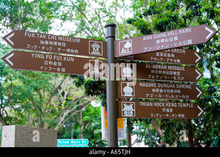Frecce di direzione locale a punti di riferimento turistici di Singapore Foto Stock